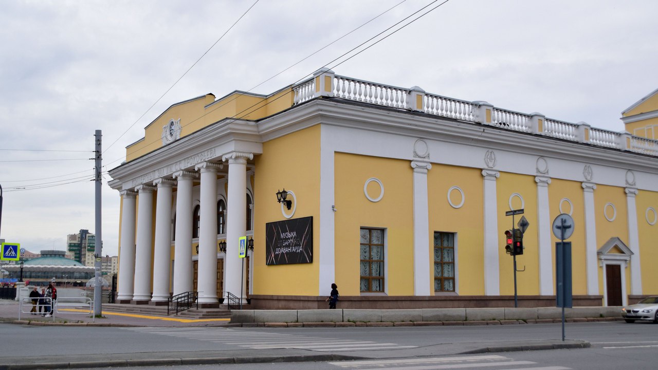 Концертный зал имени Прокофьева в Челябинске закрыли на ремонт С сегодняшнего дня музыка смолкла в здании челябинской филармонии на несколько месяцев. На лето все выступления перенесены в зал органной и камерной музыки и детскую филармонию, а в самом концертном холле на площади Ярославского стартовал масштабный ремонт. При этом кассы филармонии будут работать в обычном режиме. В Концертном зале имени Прокофьева планируют заменить паркет и двери, отремонтировать туалеты и планшет, то есть пол сцены, который никогда не менялся. Работы планируют завершить к 20 августа, и уже 28 числа на обновленной сцене выступит оркестр джазовой музыки имени Олега Лундстрема в рамках фестиваля "Какой удивительный мир". Вести Южный Урал Челябинск