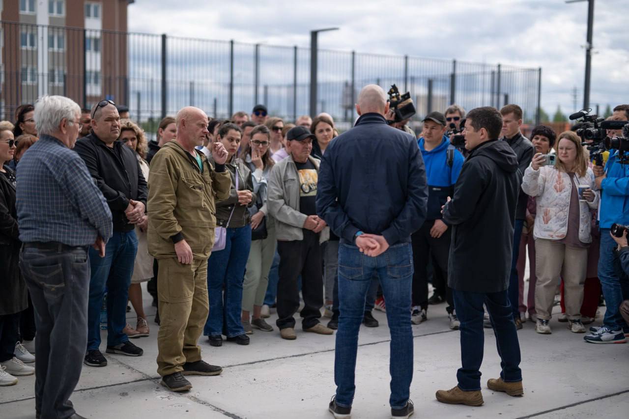 В Тарко-Сале встретился с жителями дачного района и предпринимателями, чьи дома и бизнес пострадали от разлива талых вод. Многие жители подтопленных территорий уже получили выплаты на случай экстренной ситуации. Как договаривались, выплатим компенсацию собственникам жилья и бизнесменам. Причины подтопления выяснят ведущие специалисты-гидрологи. Их выводы положим в основу наших будущих противопаводковых мер. Уже в этом сезоне начнём укладку дополнительных водопропускных труб в дорожной насыпи. Ситуация показала, как много семей живёт в районе дач постоянно. Договорились развивать эту территорию: восстановим проезды, обустроим детскую площадку. Дачников беспокоит качество воды в скважинах после разлива талых вод. Для их спокойствия проведём проверку, возьмём пробы на разных участках. Работы по откачке воды продолжаются, отвели её почти со всех участков. Благодарю земляков за выдержку, экстренные службы — за слаженную работу.