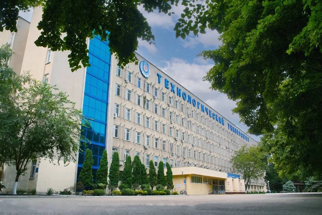 КубГТУ вошел в топ вузов РФ по уровню зарплат молодых специалистов в IT-сфере. Соответствующий рейтинг опубликован сервисом SuperJob и охватывает выпускников 2019–2024 годов. КубГТУ занял 19-ю позицию. Согласно данным исследования, средний доход выпускников IT-направлений университета составляет 135 тыс. руб. в месяц, что на 5 тыс. руб. выше аналогичного показателя годом ранее. При этом порядка 90% молодых специалистов продолжают карьеру в Краснодаре. пресс-служба КубГТУ Подписывайтесь на «Ъ-Кубань-Черноморье»