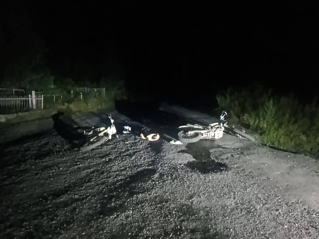 В Абазе произошло ДТП с двумя несовершеннолетними водителями     3 августа вечером в районе дома №49 по улице Транспортная 13-летний водитель мотоцикла Polisport, проезжая перекресток в прямом направлении, допустил столкновение с мотоциклом Эндуро под управлением мальчика 2010 года рождения, который поворачивал налево.  В результате ДТП несовершеннолетний, управлявший Эндуро, получил телесные повреждения в виде перелома ноги.   ‼ В отношении родителей несовершеннолетних составлены протоколы по ч. 1 ст. 5.35 КоАП РФ  «Неисполнение родителями или иными законными представителями несовершеннолетних обязанностей по содержанию и воспитанию несовершеннолетних» .   Кроме того, родители привлечены по ч. 3 ст. 12.7 КоАП РФ  «Передача управления транспортным средством лицу, заведомо не имеющему права управления транспортным средством». Санкция данной статьи предусматривает штраф в размере 30 тыс. руб. ‼   По факту ДТП проводится административное расследование.