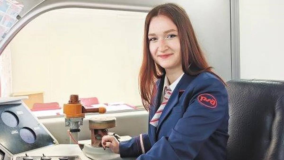 На Горьковской железной дороге появилась первая девушка-машинист — Анастасия Нагорная. Она прошла обучение в центре профквалификаций и получила официальное свидетельство. До этого Настя работала в моторвагонном депо, почти месяц ездила в рейсы как дублёр вместе с локомотивной бригадой и около двух лет была помощником машиниста электропоезда. Подпишись \ Предложи новость