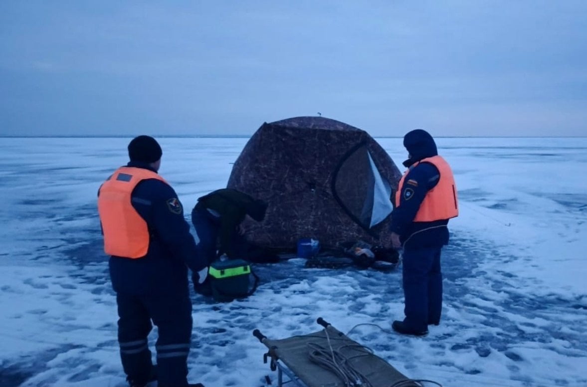 В Ростовской области рыбак едва не сгорел в палатке  В Ростовской области мужчина едва не сгорел в палатке во время рыбалки. Об этом сообщили в Ростовской областной службе спасения на воде.    Двое мужчин решили отправиться на зимнюю рыбалку на Веселовское водохранилище. Они поставили палатку на замерзший водоем, все подготовили для рыбалки. Чтобы не замерзнуть внутри палатки поставили обогреватель. Из-за мощности прибора в палатке стало настолько жарко, что одному из мужчин стало плохо, а лед под ними начал таять. Товарищ сразу же вызвал спасателей, которые помогли добраться рыбакам до берега. На одном из мужчин даже обгорела куртка.    На берегу пострадавшего уже ждала скорая помощь.    Подписаться на "Новости Ростова"    Прислать новость