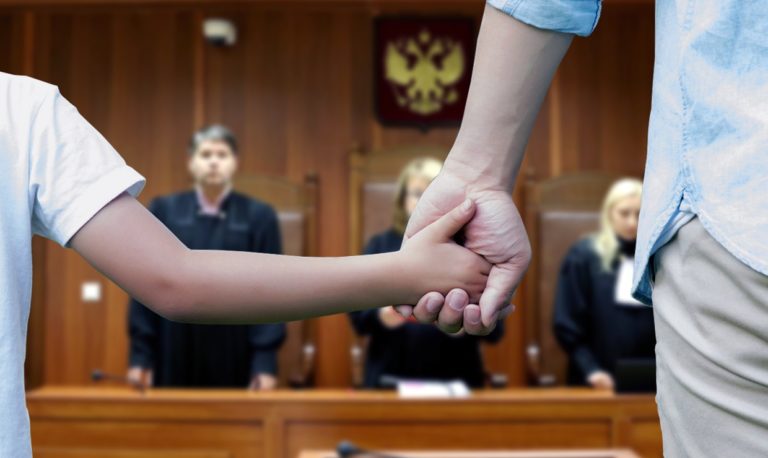 Жительницу Николаевска на Амуре лишили родительских прав за пьянство 35 летняя женщина жила в квартире вместе с двумя детьми Она сильно выпивала и толком не заботилась о них Семью неоднократно посещали органы опеки и предупреждали мать что детей могут изъять однако она продолжала выпивать В результате детей забрали а мать лишили родительских прав Женщина может обратиться в суд и обжаловать решение однако для этого ей потребуется завязать с алкоголем и изменить свой образ жизни   Будь в курсе событий