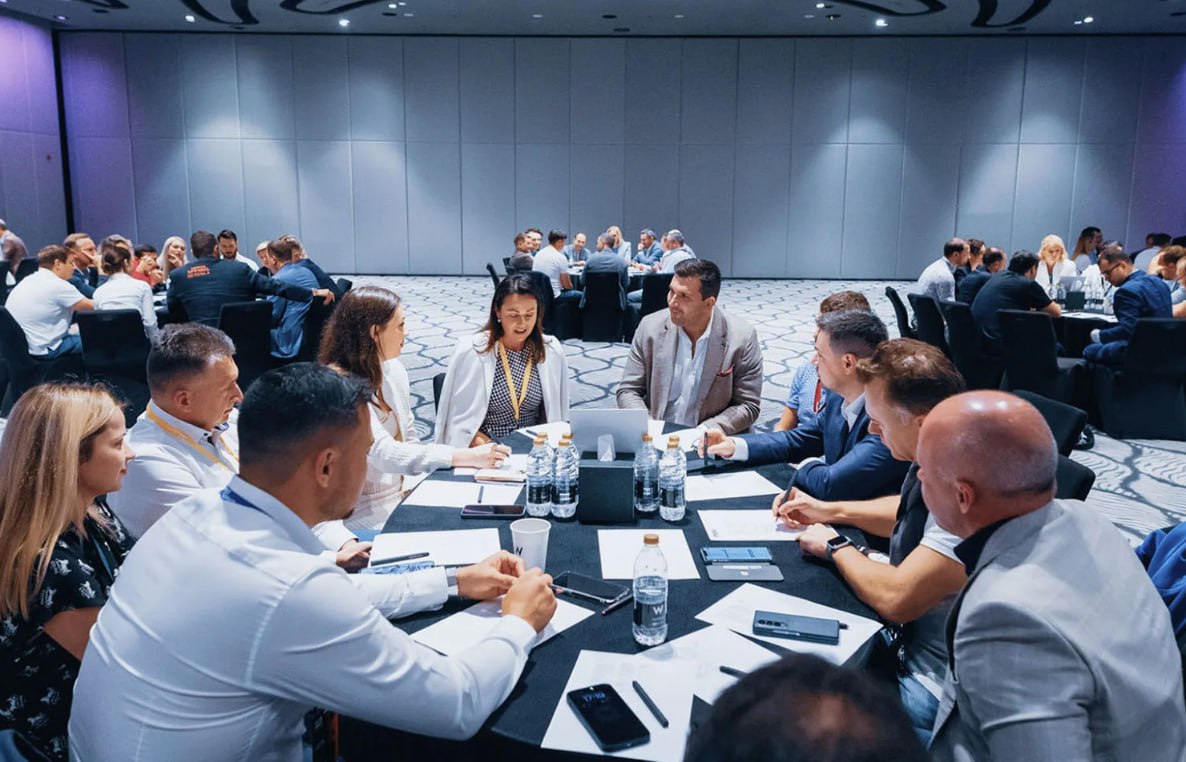 Российский бизнес развивается в Кыргызстане Российские компании занимают лидирующие позиции по присутствию иностранного бизнеса в экономике Кыргызстана Об этом в интервью Sputnik Кыргызстан заявил глава торгового представительства РФ в республике Айнур Саманов По его словам за последние годы число предприятий с российским участием значительно увеличилось Сейчас в КР более 1 800 таких компаний Их деятельность охватывает ключевые отрасли экономики и вносит заметный вклад в развитие страны рассказал торгпред Саманов также отметил что благоприятные условия для инвестиций формирует стратегический уровень двусторонних отношений Южная служба новостей