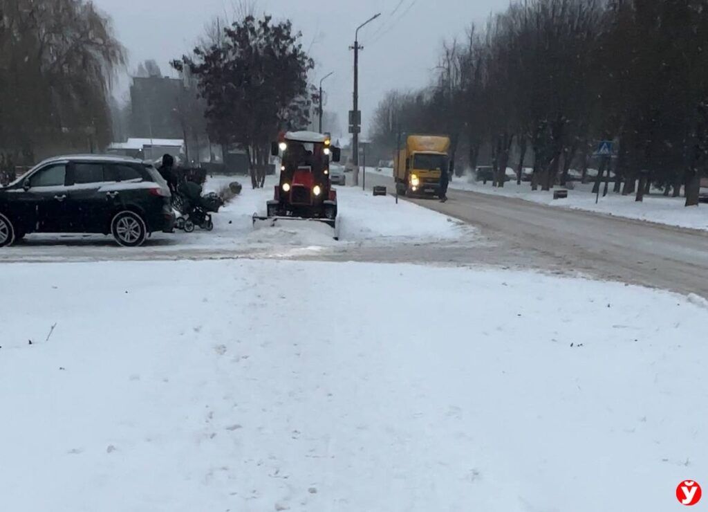 ГАИ помехи снегоуборочной технике грозят штрафом и эвакуацией В УГАИ УВД Миноблисполкома рассказали что брошенные или неправильно припаркованные машины нередко становятся серьезным препятствием для уборки снега Автовладельцы не должны создавать помех снегоуборочной технике оставляя транспорт вдоль обочин и проезжей части отметили в пресс службе ГАИ Машины оставленные с нарушениями эвакуируют на штрафстоянки а их владельцам выписывают штрафы Если транспорт мешает работе снегоуборочной техники инспекторы вправе переместить его эвакуатором на уже очищенный участок дороги Подпишись Минская правда MLYN by