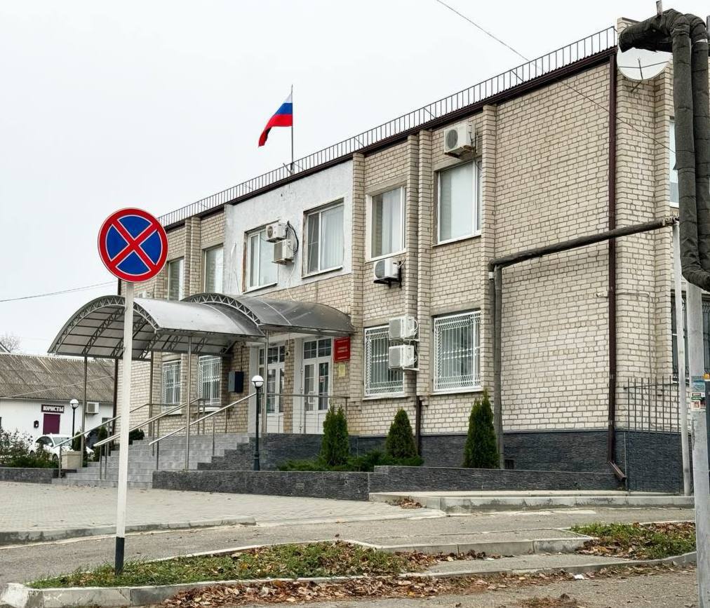 Главу Темрюка привлекли к ответственности за нецелевое использование денежных средств в размере 1 4 млн рублей Прокуратурой Темрюкского района проведена проверка соблюдения требований бюджетного законодательства при реализации мероприятий по ремонту автомобильных дорог Темрюкского городского поселения Установлено что главой администрации Темрюкского городского поселения допущено нецелевое использование бюджетных средств выразившиеся в оплате работ по асфальтобетонному покрытию территории парковки стоянки площадью 1260 м2 не являющейся элементом обустройства автомобильной дороги выполненных в рамках работ по ремонту автомобильной дороги по ул Р Люксембург по муниципальному контракту на сумму более 1 4 млн рублей Выявленные нарушения явились основанием для возбуждения прокуратурой района в отношении главы дела об административном правонарушении по ст 15 14 КоАП РФ нецелевое использование бюджетных средств По результатам рассмотрения судом должностное лицо привлечено к административной ответственности в виде штрафа в размере 20 тыс руб Связь и запросы на размещение рекламы в Temruchok info bot Подпишись на Темрюк Инфо в MAX ВКонтакте Одноклассники