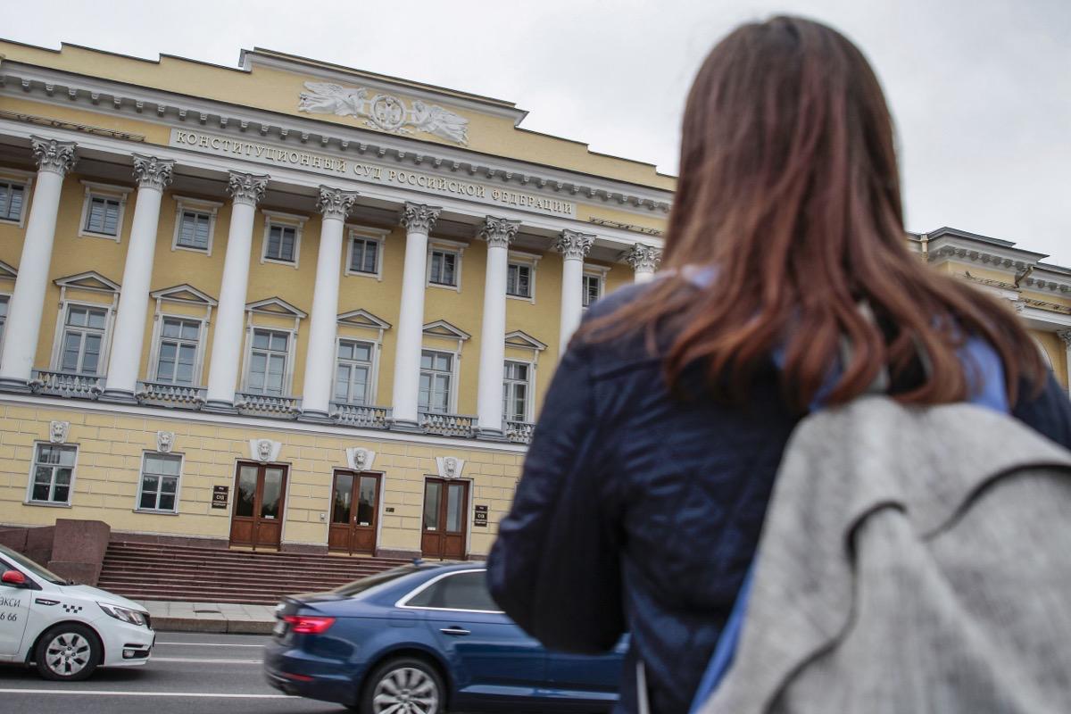 КС впервые рассмотрел спор инвестора с эмитентом о погашении облигаций В Конституционном суде сегодня рассматривалось громкое дело которое может изменить правила игры на рынке долга Корреспондент РБК Инвестиций следил за слушанием дела в зале суда Суть в двух словах После реорганизации Россетей кредиторы потребовали досрочно погасить облигации согласно Гражданскому кодексу Арбитражные суды встали на сторону юридических лиц и они получили средства от эмитента в качестве погашения бондов на сумму около 20 млрд Суд общей юрисдикции отказал частному инвестору Алексею Пономарёву Двойные стандарты в судебной практике привели к сомнениям в конституционности норм законодательства причем с обеих сторон Эмитент считает что он вообще не должен был погашать облигации пока инвесторы не доказали ухудшение его финансового положения из за реорганизации Инвесторы что они и не должны и не могли этого сделать и требование о погашении безусловное право на котором стоит рынок В итоге КС объединил встречные жалобы в одно слушание чтобы ответить на ключевые вопросы Подавляющее большинство участников процесса высказались что сомнений в конституционности норм законодательства на которые указывали в своих жалобах Россети и Пономарёв нет Но мнения о том как суды должны их применять разошлись кардинально Банк России в ходе слушания отметил что обеспокоен судебной практикой когда инвесторам предлагается доказать ухудшение финансового положения должника Безусловное ограничение или возложение бремени доказывания на слабую сторону частного инвестора приведет к диспропорции прав искажению баланса интересов на фондовом рынке И конечно мне кажется может оттолкнуть частных инвесторов от фондового рынка потому что создается неопределенность отметил директор юридического департамента Банка России Медведев Наиболее яркие высказывания в ходе слушания и зачем на заседании про облигации обсудили дивиденды Россетей читайте   www rbc ru quote news article 6970e1db9a7947387cd3c7ac Подписаться на Сам ты инвестор