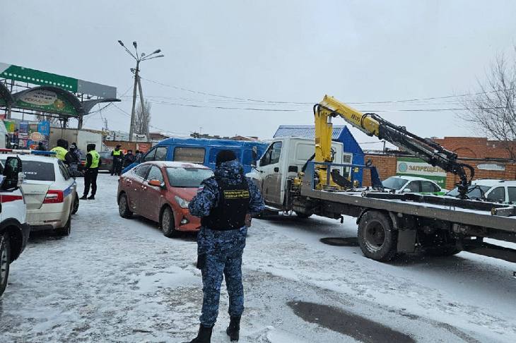 Масштабный рейд по аресту автомобилей должников прошел в Волгограде  Судебные приставы арестовали 30 автомобилей должников во время масштабного рейда, который прошел на территории оптовой базы и на парковке ТРК в Волгограде. Об этом V102.RU сообщили в ГУ ФССП России по региону.  Водители, машины которых были арестованы, старались на месте погасить долги, чтобы не лишиться транспортного средства. Однако пятерым должникам этого сделать не удалось - их машины были изъяты и помещены на специализированную стоянку.