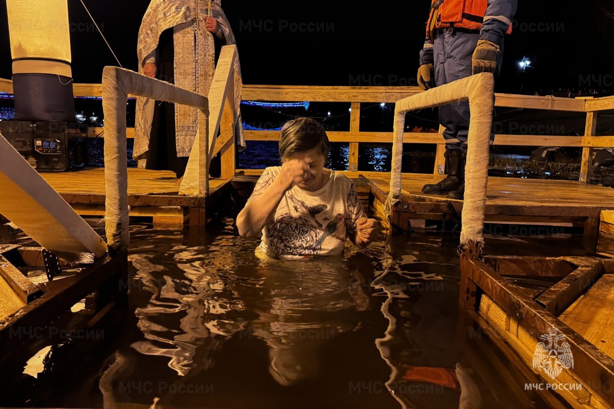 Более шести тысяч человек окунулись в крещенские купели в Тверской области  На местах купаний дежурят сотрудники МЧС, МВД и медики.   #крещенские_купания