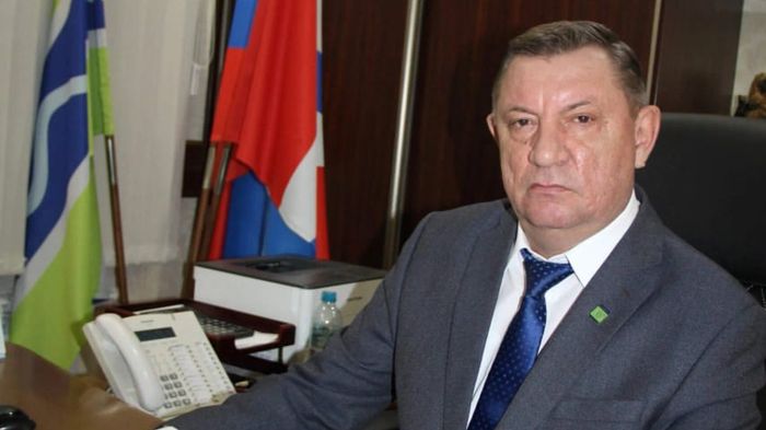 Уходишь сам и ищешь работу вскрылись детали прошлого омского чиновника с уголовкой Настоящей политической сенсацией этой осени стало возбуждение двух уголовных дел по факту мошенничества и злоупотребления должностными полномочиями в отношении главы Кормиловского района Омской области Вячеслава Бусса Чиновника поймали на том что в недавнем прошлом он фиктивно трудоустраивался в школы Уроженец села Новокиевка по специальности учитель географии более 20 лет он проработал в школах Любинского района Ближе к пенсии уже работая в Кормиловском районе Бусс решил добрать педагогического стажа Учителем он не работал а стаж и зарплата чиновнику капали За это ему теперь грозит от 3 до 10 лет лишения свободы Подробнее в материале