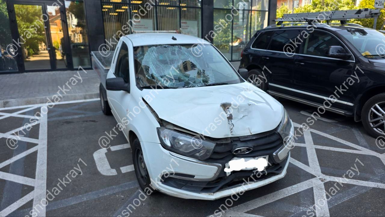В Краснодаре двоих детей на самокате сегодня сбила машина. Выехав со двора дома 88 по улице Гаврилова на встречную полосу улицы Красной, они столкнулись с автомобилем. Пострадавшие были госпитализированы бригадой скорой помощи. Куда летят, не о чем не думая? Ваши видео высылайте нам в бот Подпишись поделись Прислать видео новость