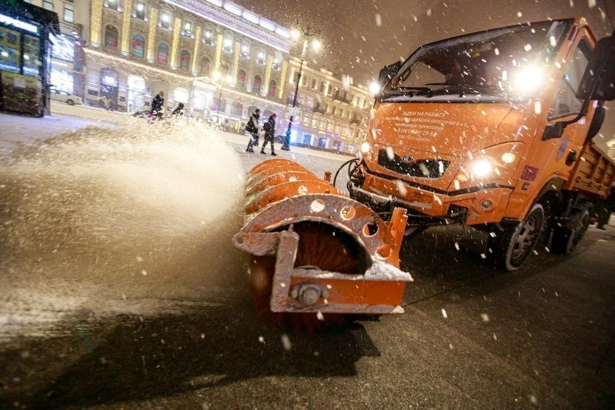 Соль и песок закупили в Петербурге к предстоящей зиме, сообщил глава комитета по благоустройству Василий Пониделко на пресс-конференции в «Интерфаксе». Из слов чиновника следует, что объемы закупленной соли почти вдвое превышают объемы закупленного песка.  — В общем и целом 160 тысяч тонн соли запланировано приобретение этой зимой и 85 тысяч тонн песка на весь зимний период закупаем. И плюс еще такие действенные реагенты, которых небольшое количество будет, которые необходимы для работы локально, там под трубами водоотведения, которые с крыш отводят воду, — сообщил Пониделко.  Чиновник уточнил, что порой под водосточными трубами зимой сильно нарастает лед. Для борьбы с ним и требуются особые реагенты.