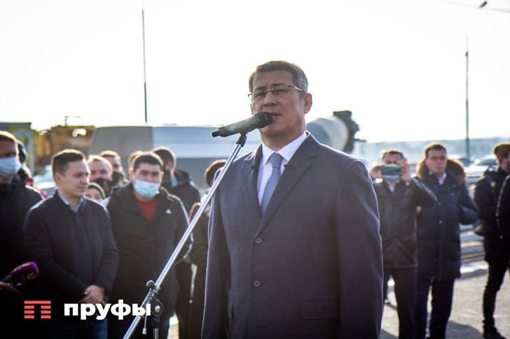 Уход на СВО суд или что то еще Хабиров обогнал раиса Татарстана по популярности Глава Башкирии Радий Хабиров обошел Рустама Минниханова в медийном пространстве Telegram поднявшись на строчку выше в ежемесячном рейтинге упоминаемости глав российских регионов По итогам ноября согласно исследованию агентства Теле Стрим цифры говорят сами за себя имя Хабирова фигурировало в сообщениях и обсуждениях 11 072 раза в то время как главу Татарстана упомянули 8 611 раз Этот разрыв позволил лидеру Башкирии занять 21 ю позицию в общероссийском рейтинге тогда как Рустам Минниханов расположился следом на 22 м месте Абсолютным лидером медийной активности как и в предыдущие периоды остался мэр Москвы Сергей Собянин набравший рекордные 39 551 упоминание Всплеск интереса к фигуре Радия Хабирова может быть связан с рядом резонансных событий в ноябре Слухи о возможной отправке на СВО В конце месяца в информационном поле активно муссировались неподтвержденные данные о желании главы республики стать бойцом в зоне специальной военной операции Громкий судебный процесс Продолжающееся рассмотрение дела бывшего вице премьера правительства Башкирии Алана Марзаева который из команды Хабирова неизменно привлекает внимание и держит республиканскую власть в фокусе обсуждений Прямая линия как инфоповод Проведенная прямая линия с главой региона в ходе которой жители задавали вопросы а его ответы оперативно тиражировались многочисленными пабликами и каналами в соцсетях и мессенджерах стала ключевым драйвером цитируемости Обратная связь Подписаться Подписаться в Max