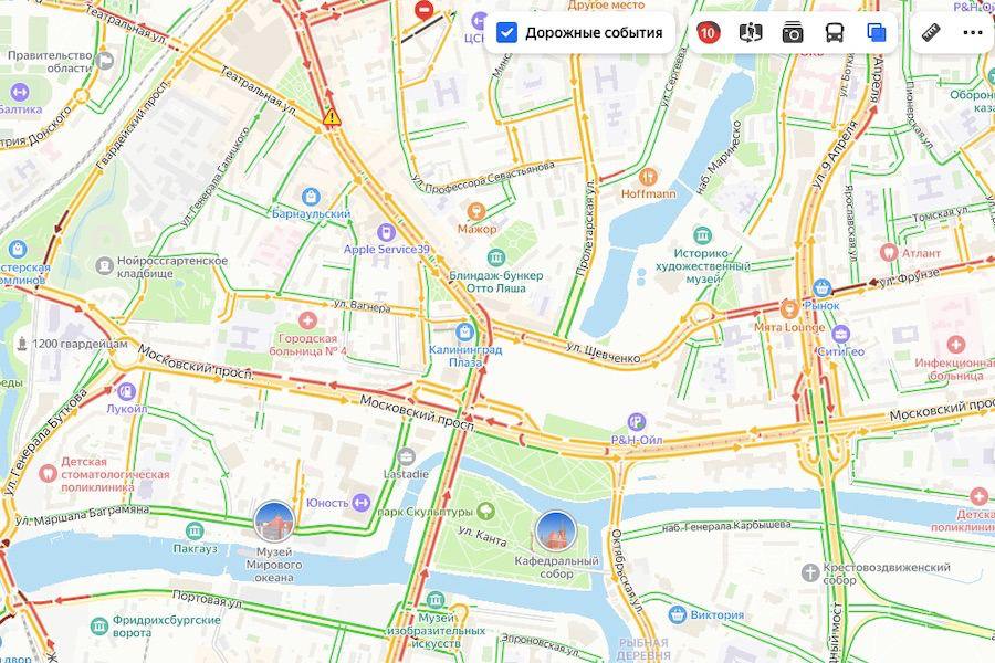 Калининград утром 21 ноября встал в десятибалльных пробках из-за снегопада  Утром в четверг из-за снегопада в областном центре сложилась напряженная дорожно-транспортная обстановка. По данным сервиса «Яндекс Пробки», в городе образовались десятибальные заторы. В пробках «встал» практически весь центр города, уже произошло как минимум одно ДТП на проспекте Мира. Как сообщила «Новому Калининграду» пресс-служба городской администрации, в городе на 6 утра работали 24 комбинированные дорожные машины, 7 средств малой механизации, 86 рабочих и 337 дворников.  Скриншот из приложения «Яндекс Пробки»