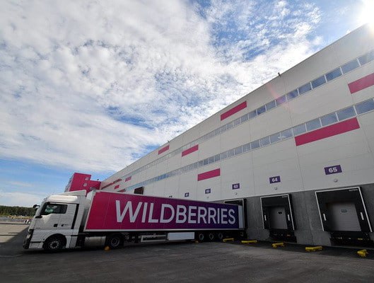 Wildberries запустила логистический комплекс мощностью до 500 тысяч покупок в сутки Wildberries объявила о запуске логистического комплекса в Узбекистане Новый объект разместился в Сергелийском районе Ташкента и стал важным этапом развития логистической инфраструктуры компании в стране Новый логоцентр состоит из двух блоков общей площадью 53 тыс кв м рассчитан на обработку до 500 тыс покупок в сутки и создаст до 500 новых рабочих мест для жителей региона Приём поставок от продавцов осуществляется с 13 октября 2025 года На текущем этапе склад принимает транспортные средства у которых борта расположены выше 90 см В ближайшее время будут доступны отдельные ворота и для машин с более низкими бортами это сделает доставку удобнее для большего числа партнёров и поставщиков Для Wildberries это значимый шаг развития в Узбекистане Новый логоцентр позволит ускорить доставку для покупателей и создаст дополнительные рабочие места для местных жителей Мы также рассчитываем что объект станет поддержкой для местных производителей и усилит экспортный потенциал узбекской продукции отметил Акмаль Примкулов директор Wildberries в Узбекистане Запуск нового логоцентра станет фундаментом для дальнейшего развития онлайн торговли в Узбекистане и расширения возможностей для осуществления поставок Для узбекских продавцов новый склад открывает дополнительные возможности Теперь у местных продавцов появилась возможность хранения товаров которую вместе с обработкой заказов будет полностью обеспечивать логистический центр Wildberries Такой формат позволит сократить сроки доставки повысить удобство для покупателей и упростить работу для бизнеса Напомним что теперь в компании 2 логистических объекта помимо склада в компании действует сортировочный центр в Ташкенте по улице Фаргона Йули Telegram Facebook Instagram LinkedIn