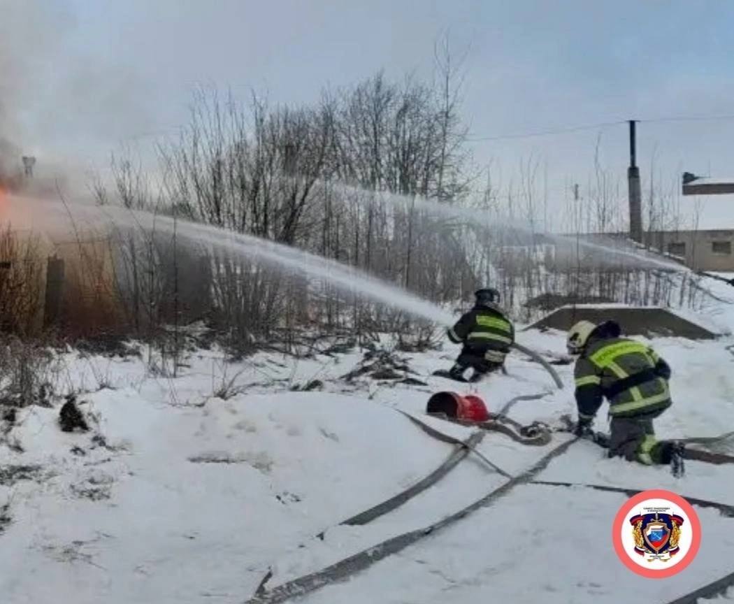 В поселке Котельский, расположенном в Ленинградской области, произошел пожар, который затронул одно здание, несколько бытовок, два микроавтобуса и резервуары с топливом. Площадь, охваченная огнем, составляет 200 квадратных метров.