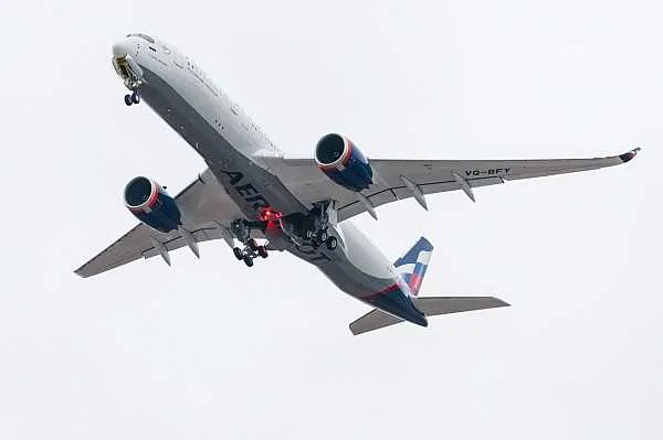 Аэрофлот продолжит полеты из Москвы в Гонконг в летний период Аэрофлот продолжит полеты из Москвы в Гонконг в летний период Ранее рейсы по этому направлению выполнялись с октября по май Об этом сообщает AVIA RU со ссылкой на данные пресс службы авиаперевозчика Как тмечается в сообщении авиакомпании с 21 мая Аэрофлот запланировал между Москвой и Гонконгом два рейса в неделю Вылет из Москвы по четвергам и воскресеньям обратно из Гонконга по пятницам и понедельникам Впервые на воздушной линии будут задействованы лайнеры Airbus A350 в трехклассной компоновке Эконом Комфорт Бизнес В летнем расписании Аэрофлот выполняет из Москвы собственные регулярные рейсы еще в четыре города Китая Пекин Шанхай Гуанчжоу и Санья aviaru net n294997 Оставайся в информационном потоке подпишись на наш канал в MAX
