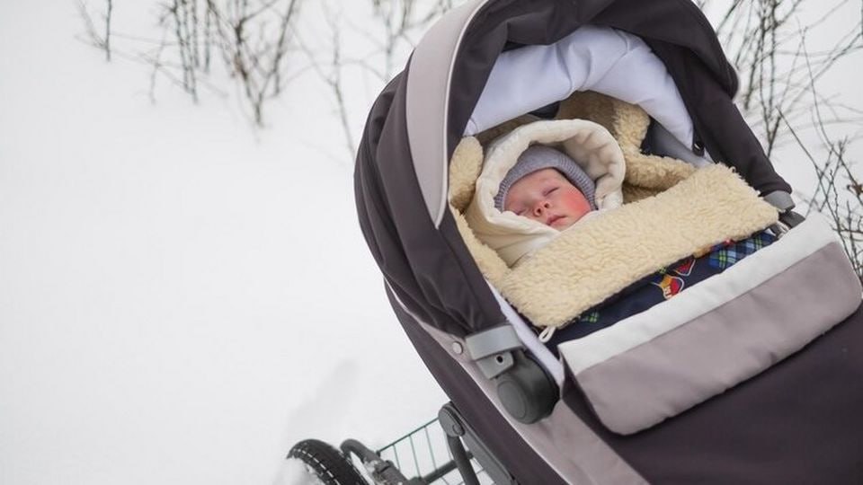 В Заречном был найден брошенный младенец на улице, новость вызвала большое беспокойство у местных жителей  Коляску с семимесячной девочкой обнаружили рядом с одним из домов на улице Ахунской. На данный момент ребенок находится под внимательным наблюдением врачей, которые обеспечивают ему необходимую медицинскую помощь и заботу.  Сотрудники прокуратуры уже начали проводить проверку по данному инциденту, и им предстоит выяснить все обстоятельства произошедшего, включая возможные причины оставления ребенка без присмотра.   Надеемся на скорейшее разрешение ситуации и безопасность для маленькой девочки