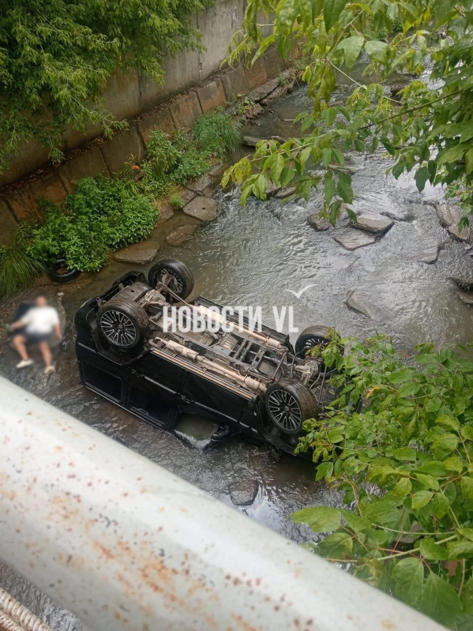Mercedes упал в реку в районе Бородинской — машина оказалась перевернутой, а рядом лежал человек. Как сильно пострадал человек, не сообщается, на момент публикации материала в полиции происшествие не прокомментировали. Очевидцы заметили, что на фото у машины передние колеса «смотрят в разные стороны», и предположили поломку во время движения. Некоторые считают, что водитель мог перепутать педали. Уточняем информацию о пострадавшем. Также утверждается, что в машине были и другие люди, но эту информацию пока подтвердить не удалось. Фото: Подписаться