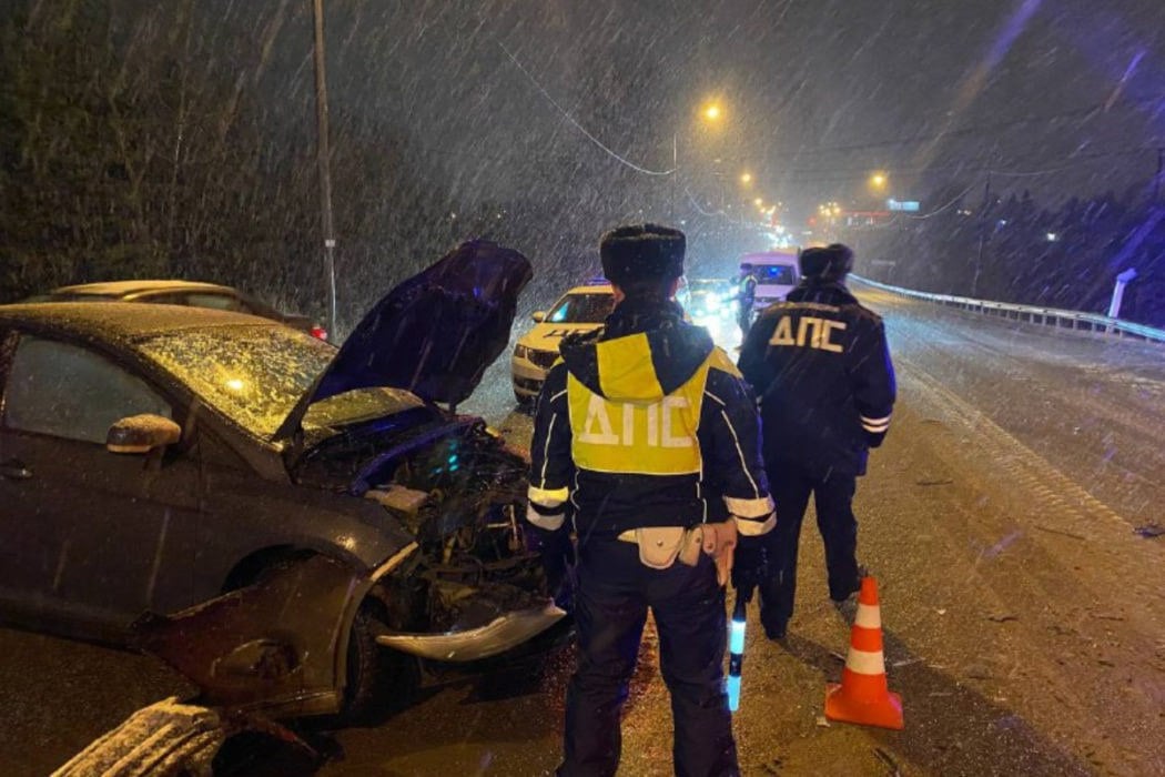 Под Нижним Тагилом при столкновении Форда и Лады пострадали четыре человека  Авария случилась прошлым вечером на 14-м км автодороги «Южный подъезд к городу Нижний Тагил». В результате пострадали четыре человека, в том числе ребенок в возрасте полутора лет.   По предварительным данным, водитель автомобиля «Форд Фокус», 32-летний мужчина, двигаясь в условиях снегопада, не справился с управлением и выехал на встречную полосу. В итоге он столкнулся с автомобилем «Лада Гранта», за рулем которого находился 39-летний мужчина.  Пострадавших доставили в больницу. В ГАИ проводят проверку по факту ДТП.  Фото: ГАИ Свердловской области    «Уральский меридиан»