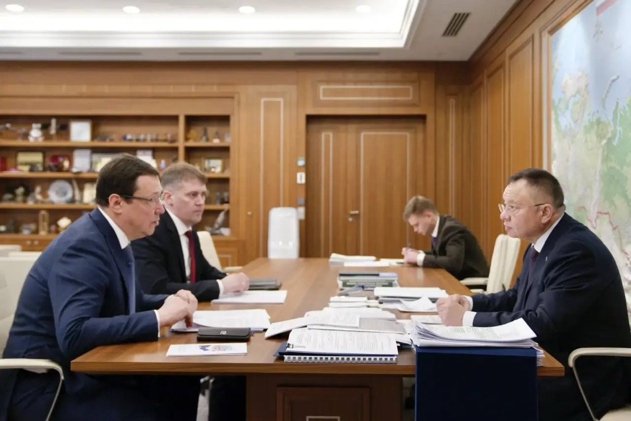 Министр строительства и ЖКХ РФ Ирек Файзуллин провел совещание по вопросам развития инфраструктурного и жилищного строительства Хабаровского края В совещании принял участие Первый заместитель Председателя Правительства Хабаровского края Сергей Абрамов  Обсудили вопросы развития жилищного строительства благоустройства и комплексного развития территорий возведения объектов здравоохранения музейного комплекса и социальной инфраструктуры В фокусе внимания переселение граждан из аварийного жилья внедрение современных технологий а также планы по модернизации ЖКХ в рамках нацпроекта Инфраструктура для жизни В регионе активно развивается жилищное строительство Так с начала текущего года в Хабаровском крае введено уже 410 6 тыс м² что на 10 8 больше чем за аналогичный период прошлого года   Жилищные условия хабаровчан улучшаются с помощью реализации программы переселения граждан из аварийного фонда С 2019 года в регионе расселено 122 41 тыс м² аварийного жилья В ходе встречи уделили внимание мероприятиям по модернизации коммунальной инфраструктуры края Сейчас проводится реконструкция сетей ЖКХ в Комсомольске на Амуре В Хабаровском крае благодаря реализации федерального проекта Формирование комфортной городской среды в текущем году благоустроены 52 общественные территории Реализованные пространства становятся новыми точками притяжения людей и способствуют активному отдыху на природе На Конкурс лучших проектов создания комфортной городской среды с 2018 года регионом подано 56 заявок из них победителей 24 а 7 проектов уже завершено В августе 2025 года были подведены итоги IV Конкурса для регионов ДФО От края победу одержали шесть проектов спортивно патриотический комплекс Наследие в рп Солнечный парк Золото Умальты в рп Чегдомын благоустройство проспекта Победы Сквер Центральный в Амурске Семейный парк в рп Ванино площадь Воинской памяти в рп Хор и аллея памяти героям СВО в Николаевске на Амуре Особое внимание уделили прохождению очередного осенне зимнего периода В регионе проведены необходимые противоаварийные тренировки на данный момент отопительный период проходит в штатном режиме Хабаровский край оказывает шефскую помощь городскому округу Дебальцево в ДНР В настоящее время там ведутся ремонтно восстановительные работы Минстрой России в MAX