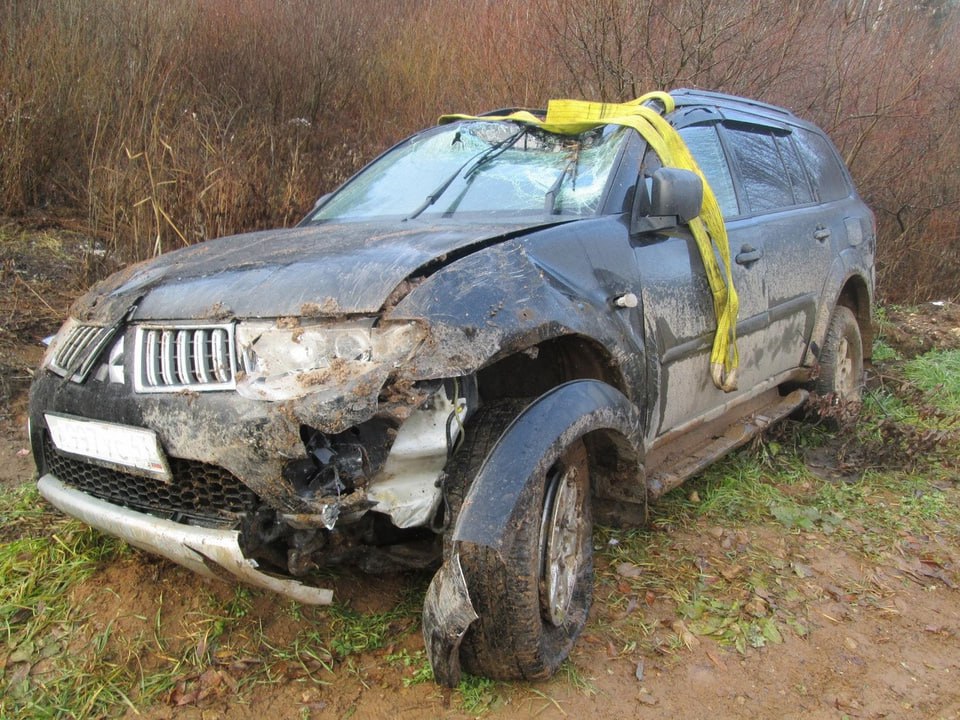 28 октября в Нагорском районе 53-летний водитель за рулём Mitsubishi Pajero съехал с дороги, после чего автомобиль опрокинулся.  Пострадал пассажир авто, сообщили в областной Госавтоинспекции.