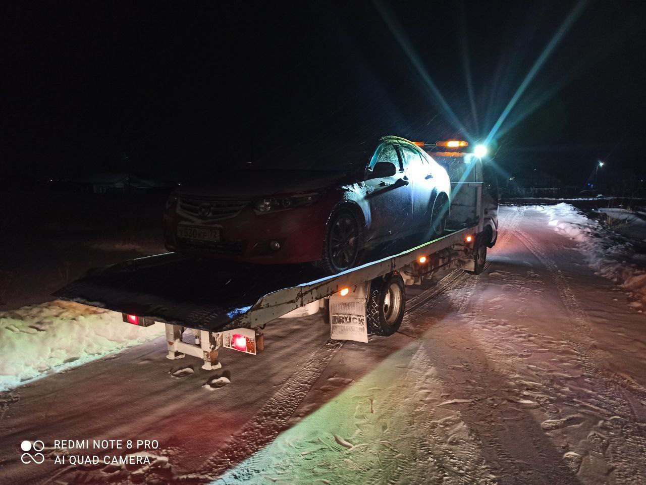 Кадры погони за пьяной «бесправницей» в с. Шорохово опубликовала Госавтоинспекция.  25-летняя девушка попыталась уехать на автомобиле Honda от наряда ДПС в селе Шорохово Исетского района Тюменской области. Автомобилистка не остановилась по требованию инспекторов, когда ехала после литра пива по селу за посылкой к своей знакомой. Ее догнали и освидетельствовали на состояние опьянения. Показания алкотестера - 0,52 мг алкоголя на литр выдыхаемого воздуха. Права управления транспортом селянка не имеет, полиса ОСАГО у нее нет, то, что не остановилась полицейским, тоже пошло в счет 3-х административных материалов, составленных на водителя.