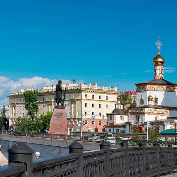 Иркутск попал в топ 30 самых интеллектуальных городов России Минстрой России подвел итоги федерального рейтинга IQ городов за 2024 год Столица Прибайкалья оказалась на 28 месте среди городов с численностью населения от 250 тысяч до миллиона человек Города оценивали по эффективности внедрения цифровых решений в те или иные сферы городского хозяйства Был разработан специальный индекс который рассчитывался по ряду показателей Среди них здравоохранение безопасность образование предпринимательство экология транспорт и развитие ЖКХ Индекс Иркутска составил 172 3 балла Областной центр также стал первым по интеллектуальности в Иркутской области Мэр Руслан Болотов отметил что в сравнении с рейтингом прошлого года Иркутск прибавил две строчки а в регионе его лидирующая позиция осталась неизменной