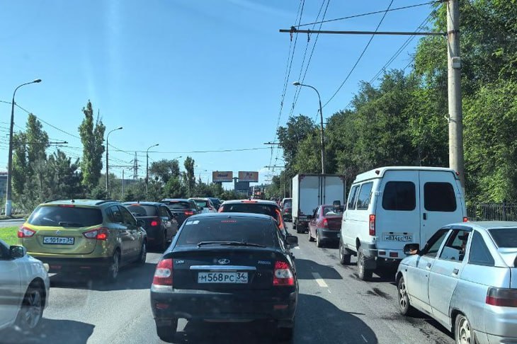13 августа в Краснооктябрьском районе Волгограда произошёл сбой в работе общественного транспорта. Из-за обрыва контактной сети в утренний час пик встало движение троллейбусов №9. Авария произошла на участке у остановки общественного транспорта «Площадь Возрождения».  - В настоящее время производятся ремонтные работы. Продолжает движение лишь подвижной состав с автономным ходом. Сроки возобновления троллейбусного сообщения по маршруту №9 сейчас не известны, - подчеркнули в диспетчерской МУП «Метроэлектротранс».  По словам очевидцев, на месте аварии уже скопился караван из семи троллейбусов. Работает аварийно-восстановительная бригада.  Отметим, судя по данным «Яндекс Карт», автомобильный затор от «Возрождения» уже растянулся на 1,7 километра и продолжает увеличиваться.  Фото: Жесть Волгограда / t.me