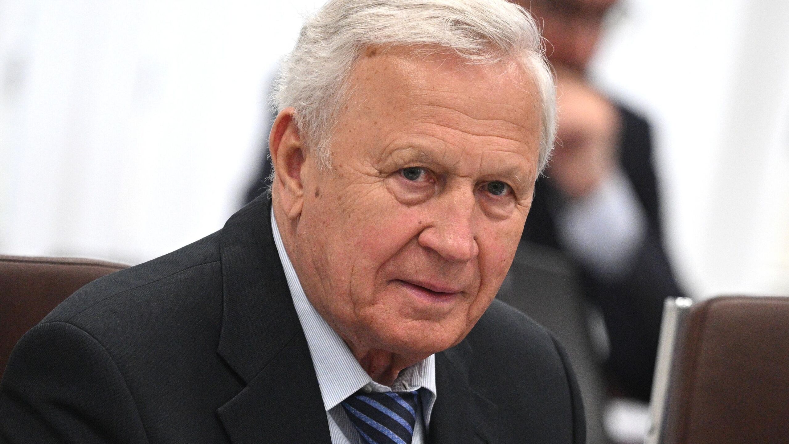 Беспорядки в Мексике прекратятся и не повлияют на проведение в стране матчей чемпионата мира 2026 года сказал РИА Новости почетный президент Российского футбольного союза РФС Вячеслав Колосков Ранее СМИ сообщили что из за беспорядков Международная федерация футбола ФИФА может перенести из Мексики межконтинентальные стыковые матчи чемпионата мира 2026 года Отмечается что организация рассмотрит аналогичные действия в отношении матчей основной части турнира только в качестве крайней меры Решение будет принимать ФИФА Но думаю что ничего не изменится Все состоится по расписанию Сейчас все успокоится И у меня нет никаких сомнений что эти события не повлияют на проведение матчей чемпионата мира в Мексике Мексика останется тем же хозяином матчей которые были запланированы Так что волноваться не стоит все там успокоится сказал Колосков Мексика должна принять межконтинентальные стыковые матчи 26 31 марта 13 встреч финальной части запланированы в Мехико Гвадалахаре и Монтеррее