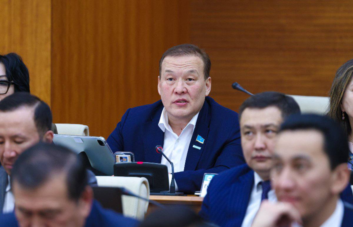 Депутат назвал казахстанцев с двойным гражданством временными резидентами с чемоданным мышлением Болатбек Нажметдинулы заявил что в Казахстане необходимо ужесточить ответственность за сокрытие второго гражданства По его словам многие скрывают наличие второго паспорта продолжая пользоваться правами и преференциями в РК Сейчас за это предусмотрен лишь штраф около 690 тыс тенге что по мнению депутата слишком мягко Кто скрывает второе гражданство Уже не казахстанец Он не чувствует себя частью этой страны ждет удобного момента чтобы уехать Это не гражданин а временный резидент с чемоданным мышлением заявил мажилисмен Он также отметил что такие лица часто беспрепятственно покидают страну и становятся недоступными для следствия из за невозможности их экстрадиции Депутат сообщил что готовит поправки в закон и ждет поддержки от коллег и МВД kursivm kursiv news