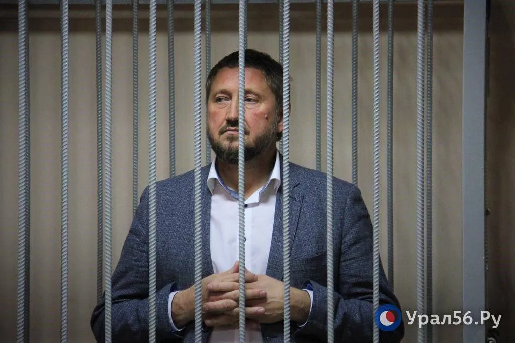 Завтра в Оренбурге суд огласит приговор по делу бывшего замминистра культуры Оренбургской области Ленинский районный суд Оренбурга объявит приговор по делу бывшего заместителя министра культуры области Анатолия Чахеева и руководителя компании Строй Универсал Владимира Редина Ранее было установлено что в 2019 2021 годах бывший замминистра культуры Оренбургской области Анатолий Чахеев получил взятку в виде строительных материалов стоимостью более 1 2 млн рублей от руководителя компании Строй Универсал Владимира Редина Чахеев также подозревается в предоставлении преференций другим бизнесменам и давании указаний подчиненным принимать некачественные работы по контрактам Полная предыстория Позиция обвинения Урал56 Ру в МАХ