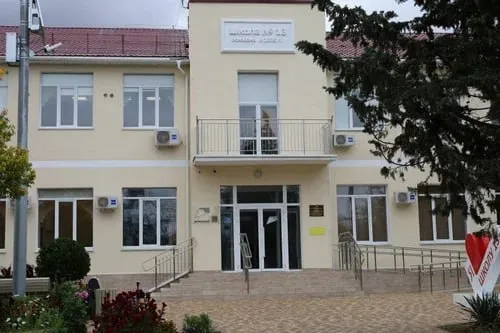 Десять детей пострадали при обрушении балкона в школе в Севастополе Инцидент произошёл в школе 13 в Нахимовском районе Дети вышли на балкон чтобы сфотографироваться сообщил губернатор Развожаев Пострадавшие госпитализированы медики оказывают им помощь у них травмы различной степени тяжести НАШИ РЕСУРСЫ Telegram Tik tok YouTube RUTUBE MAX