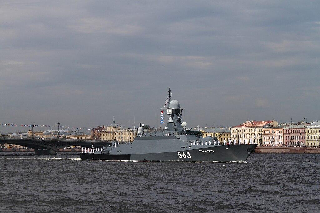 Военный суд заочно приговорил изменника Родины к пожизненному лишению свободы - Генеральная прокуратура РФ  Суд вынес заочный приговор по уголовному делу в отношении 32-летнего Александра Терехова. Он признан виновным по ст. 275 УК РФ  госизмена , пп. «б», «в» ч. 2 ст. 281 УК РФ  диверсия , ч. 3 ст. 338 УК РФ  дезертирство , ч. 1 ст. 322 УК РФ  незаконное пересечение Государственной границы .  В апреле 2024 года Терехов поджог помещения рубки малого ракетного корабля «Серпухов», ошвартованного в военной гавани в Балтийске.  В результате преступных действий причинен ущерб на сумму свыше 56 млн руб.,  нанесен вред здоровью его сослуживцу.  После совершения преступлений Терехов незаконно пересек Госграницу РФ и Литвы, откуда дезертировал на территорию Украины.  Суд согласился с позицией гособвинителя и приговорил Терехова к пожизненному лишению свободы с отбыванием первых 10 лет в тюрьме, а остальной части – в исправительной колонии особого режима. Кроме того, он лишен воинского звания «старшина 2 статьи».