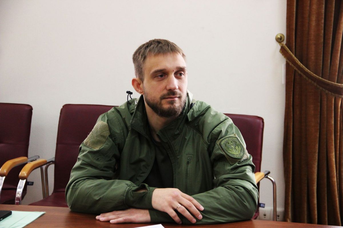 Участник освобождения Курской области рассказал о своих ожиданиях от проекта «Курск.Герои!» В 2024-м, после вторжения ВСУ, Александр Алпатов отправился добровольцем в приграничье, чтобы дать отпор противнику. Участвовал в штурме населённых пунктов Борки, Плёхово, Суджа и Гуево. После освобождения региона стал участником проекта «Курск.Герои!», уже прошёл заключительное испытание - собеседование. 33-летний курянин по образованию инженер-строитель, он один из учредителей Федерации кикбоксинга Курской области. Ему близки такие направления, как спорт и работа с молодёжью. Уверен, что проект «Курск.Герои!» откроет новые возможности и позволит реализоваться на гражданской службе. - Мне небезразлична судьба региона. Считаю, что такие люди, как мы, могут внести свой вклад и улучшить жизнь курян, - рассказал Александр Алпатов нашим коллегам из РИА «Курск». - Молодёжь - это наше будущее, и оно зависит от того, какие знания, моральные нормы мы сегодня заложим в их головы. «Курск.Герои!» - региональный аналог проекта «Время Героев», инициированного Президентом Владимиром Путиным. Цель - подготовка высококвалифицированных, компетентных управленческих кадров из числа действующих участников и ветеранов СВО для последующей работы в органах власти, бюджетных и муниципальных учреждениях, госкомпаниях, корпоративном секторе и НКО. Обучение участников проекта начнётся на базе Курской академии государственной и муниципальной службы с 1 сентября. фото: Ольга Танкова Сейм Курская область