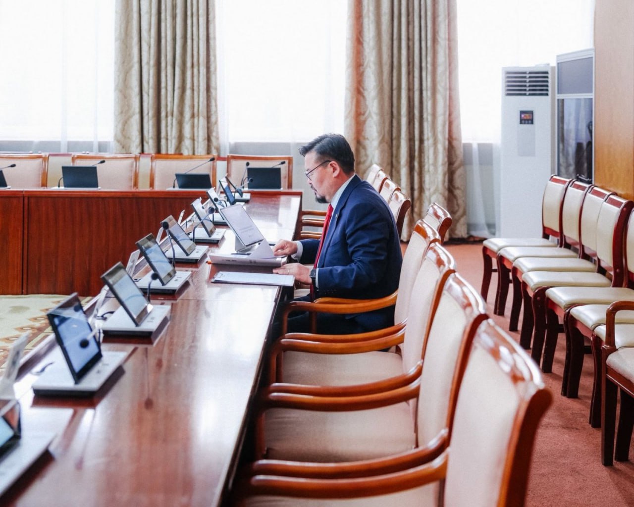 Премьер министр Занданшатар отправлен в отставку За это решение проголосовало большинство депутатов Великого Госхурал 71 депутат Но нынешний председатель правительства будет работать в этой должности еще 30 дней до избрания нового главы кабинета Инициативу отстранения инициировал депутат П Сайнзориг собрав 50 подписей народных избранников