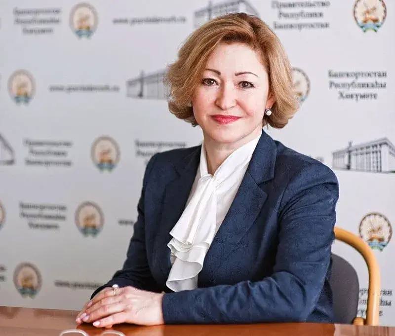 Ленара Иванова покинула пост министра семьи и труда Башкирии На этом посту она проработала 15 лет и 100 дней На оперативном совещании в Центре управления республикой Радий Хабиров поблагодарил ее за долгую службу и вручил ей орден Салавата Юлаева В ответ Ленара Иванова пожелала всем своим коллегам здоровья и успехов Свою карьеру она продолжит в Государственном собрании Курултае Башкирии а министерство возглавит Ольга Кабанова БСТ в Telegram БСТ в МАХ