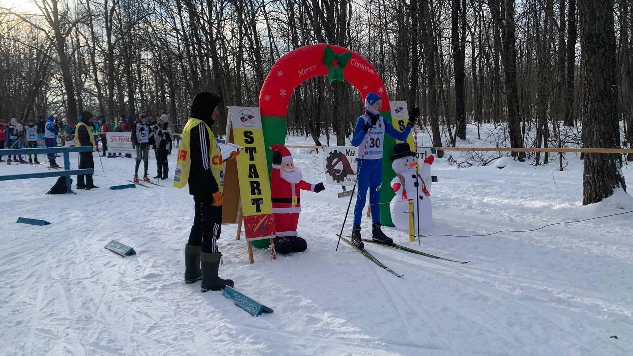 С 5 по 7 января на станции Охотничья прошли Чемпионат и Первенство Ульяновской области по лыжным гонкам  В первый день спортсмены бежали гонку с раздельного старта свободным стилем. Чемпионами области стал Алексей Брындин  Карсун  и Полина Елизарова  Ульяновск .   Во второй день состоялся спринт. Чемпионами области стали Александр Сизов и  Карсун  и Дарья Елькова  Измайлово .   В заключительный день состоялся раздельный старт классическим стилем.  Поздравляем победителей и призеров   #НовыйГодНаСпорте