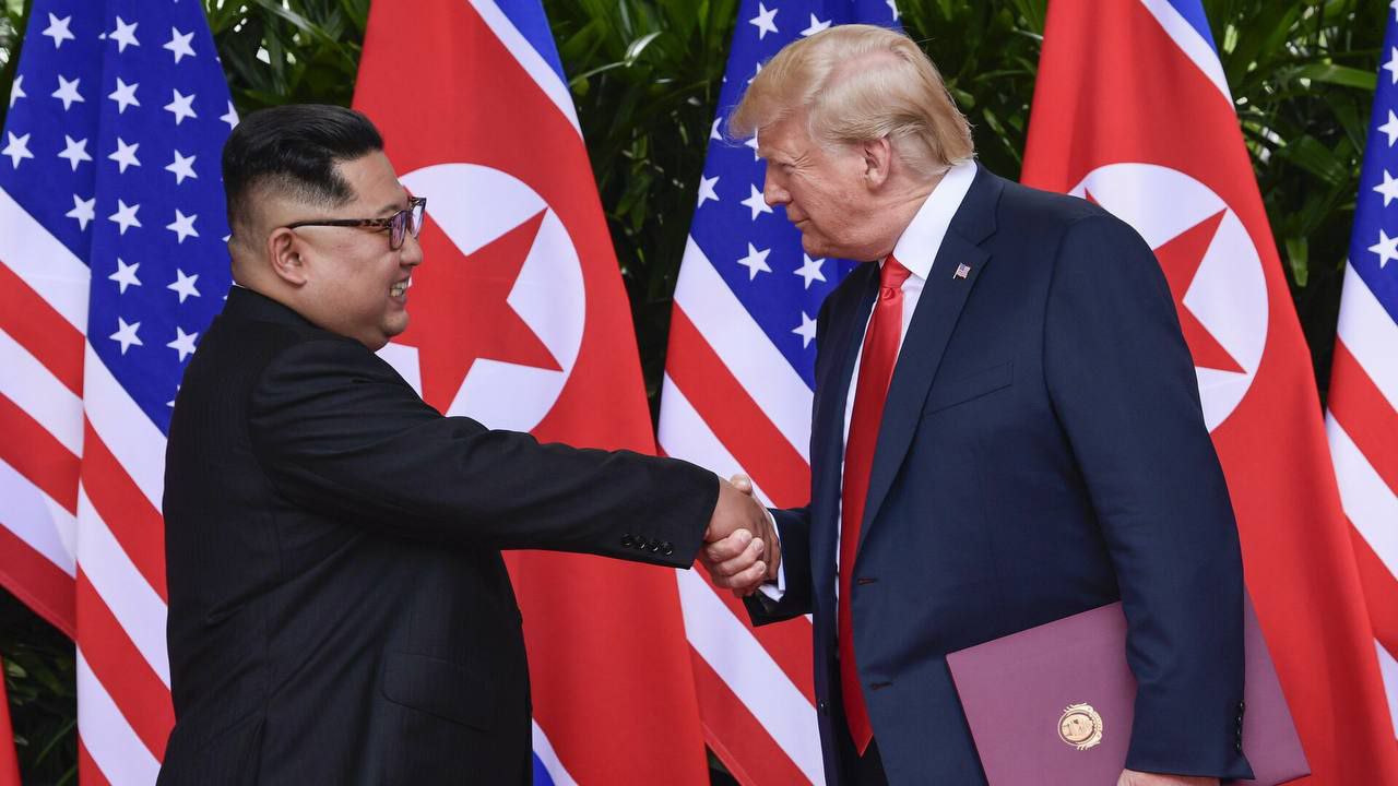 США не будут вовлечены в конфликт с КНДР, если таковой возникнет, заявил Трамп. По словам американского президента, он очень хорошо ладит с Ким Чен Ыном. Вон оно че.. А мы то думали, причина в другом... Смешной Политик