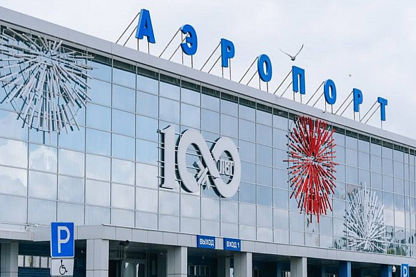 Партию БАДов изъяли у пассажирки из Монголии в аэропорту Иркутска Таможенники в аэропорту Иркутска выявили коммерческую партию БАДов в багаже пассажирки из Улан Батора Об этом сообщает Интерфакс со ссылкой на пресс службу Сибирского таможенного управления БАДы и косметика изъяты таможней решение по ним примет суд говорится в сообщении Всего в чемодане женщины находилось 114 коробок с биологически активными добавками и 14 дой паков с парфюмерно косметической продукцией производства Малайзии aviaru net n290075