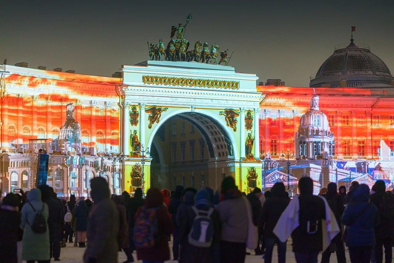 6 и 7 декабря на Дворцовой площади пройдёт световое шоу В этом году грандиозное мультимедийное представление посвящено 185 летию со дня рождения Чайковского Передовые визуальные технологии преобразят фасады Главного штаба и Штаба Гвардейского корпуса Показ будут предварять работы финалистов IV Всероссийского конкурса современного медиаискусства Страна СВЕТА Видеоработы объединят традиции и современные технологии знакомя публику с уникальной географией страны её героями символами и легендами 6 декабря показы будут проходить с 20 00 до 23 00 7 декабря с 19 00 до 23 00 Сеансы повторяются каждые 50 минут Вход свободный