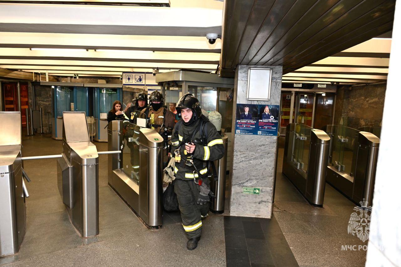 Тревога в подземке: на станции метро «Проспект Ветеранов» тушили условный пожар  Минувшей ночью на станции метро «Проспект Ветеранов» прошли плановые пожарно-тактические учения.  По легенде, в тупике станции загорелся состав. Из-за сильного задымления трое сотрудников метрополитена оказались отрезаны от путей эвакуации и не могли самостоятельно покинуть опасную зону.  Учения прошли успешно, что подтвердило готовность системы к чрезвычайным ситуациям.  Фото: МЧС Санкт-Петербурга  Вечерний Санкт-Петербург