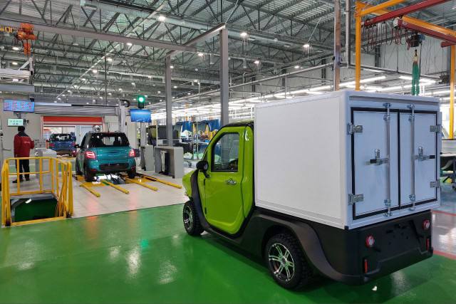 Автотор запустил первую очередь кластера по производству автокомпонентов и электромобилей В её рамках запустили семь предприятий Среди них заводы по производству оборудования и оснастки автомобильных сидений выхлопных систем компактных электромобилей электронных систем управления тяговых электродвигателей и пластиковых деталей Продукцию новых предприятий уже интегрировали работу холдинга Автотор заключил специальный инвестиционный контракт с Минпромторгом России и правительством Калининградской области в 2019 году По его условиям холдинг инвестировал около 30 миллиардов рублей в развитие своего производства и углубление локализации Общий объём обязательств по программе достигает 70 миллиардов Подписаться на Калининград Ru