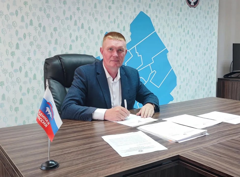 Спикер гордумы Можги Андрей Чернов отправившийся на фронт в октябре 2022 года вернулся со службы и на днях был переизбран председателем городского парламента На выборах нового состава думы Чернов возглавлял партийный список Единой России и разумеется прошёл в парламент Таким образом Удмуртия продемонстрировала неплохой кейс по включению участников СВО в политические процессы в регионе В Ижевске от Единой России в состав новой думы вошёл советник главы Удмуртии и председатель Ассоциации ветеранов СВО республики Олег Матвеев Сейчас обсуждается что он также может занять одну из руководящих должностей в Гордуме Ижевска Тем более что других участников СВО избрать в новый состав не удалось Напомним в исполнительной власти Удмуртии также есть муниципальные руководители ушедшие добровольцами на СВО В июне 2025 года служить отправился глава Каракулинского района Михаил Белевцев а в мае 2024 го глава Юкаменского района Константин Бельтюков