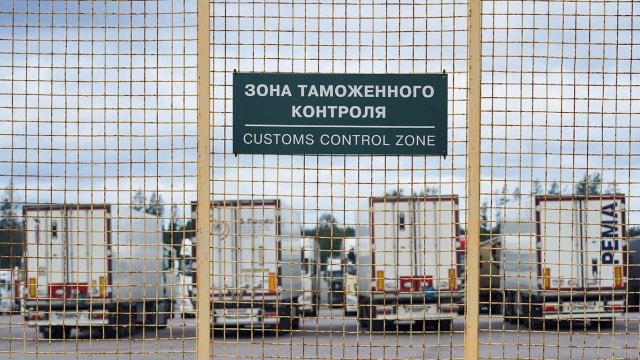 Российская таможня в 2 5 раза повысила плату за оформление деклараций За повышением НДС и другими налоговыми новациями импортеры не заметили увеличение еще одного побора с нового года вступило в силу постановление правительства увеличившее сборы за таможенное оформление товаров поступающих в Россию Размер повышения зависит от стоимости ввозимой партии товара В среднем для малого и среднего импорта оно составило 15 но за некоторые товары импортерам приходится платить в 2 5 раза больше чем в 2025 г Подорожала не таможенная пошлина а абонентская плата за услуги ФТС на первый взгляд не сильно влияющая на конечную цену товаров объяснял директор компании международных перевозок Impos Trade Алексей Хлыбов Но даже это казалось бы небольшое по сравнению со стоимостью партии товара повышение уже доставляет проблемы импортерам Фактически за каждый контейнер приходится платить почти в 2 5 раза больше лишние 500 а это может добавить очередные 0 5 1 5 к средней финальной стоимости массовых импортных товаров объясняет топ менеджер крупной логистической компании Повышение тарифов всегда неприятная новость подтверждающая что стоимость импорта будет расти отмечал Хлыбов Это вишенка на торте в котором уже есть повышение НДС по всей цепочке контрагентов и рост транспортных расходов Понятно что государство старается добрать денег где может но так процент за процентом и разгоняем инфляцию замечает логист Владимир Левченко