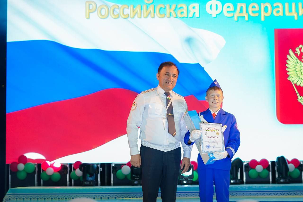 В Таджикистане завершился Межгосударственный слёт ЮИД Российскую делегацию представляла команда ЮИД из Москвы. Помимо россиян в слете принимали участие представители ЮИДовских команд из Айзербайджана, Белоруссии, Казахстана, Киргизии, Узбекистана и Таджикистана. В составах каждой команды выступали по 5 участников - мальчики и девочки - в возрасте от 10 до 15 лет. Соревнования проходили по восьми видам состязаний, в четырех из которых российские ЮИДовцы вошли в число призеров - «Безопасное колесо», где ребята демонстрировали навыки фигурного вождения велосипеда; «Турнир эрудитов» - конкурсанты отвечали на вопросы, связанные с историей ЮИД и Госавтоинспекции; «Мой отряд» - представляли видеоролик о деятельности отряда ЮИД, а также о новых формах работы по пропаганде ПДД; «Юные пропагандисты» - ребятам за сутки до соревнований озвучили тему «У меня велосипед, лучше друга в мире нет», по которой они подготовили плакат, а после его защищали перед жюри. ЮИДовцам запомнились и праздничная церемония открытия и закрытия конкурса, на котором присутствовали представители МВД и Госавтоинспекции Таджикистана. По итогам всех испытаний команда России заняла почётное 2-е место, уступив только ЮИДовцам из Белоруссии. Поздравляем и гордимся!