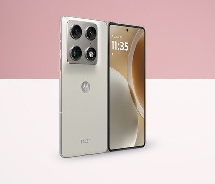 На CES 2026 анонсировали Motorola Razr Fold это конкурент Samsung Galaxy Z Fold7 На выставке CES 2026 компания Motorola показала свой первый книгообразный складной смартфон под наименованием Razr Fold Ранее производитель делал акцент на классические раскладушки а теперь подготовил конкурента Samsung Galaxy Z Fold7 У Razr Fold два дисплея 8 1 дюймовый гибкий с разрешением 2K и 6 6 дюймовый внешний