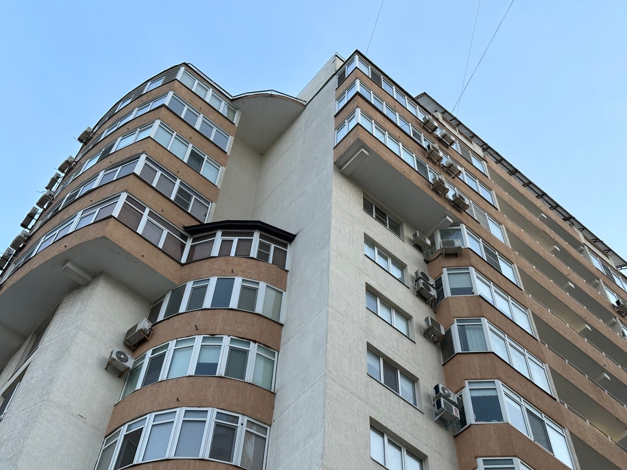 В Краснодаре жилье застройщиков на 27 дороже чем у инвесторов В Краснодаре средняя стоимость квартир в домах застройщиков сданных в 2023 2025 годах достигла 191 5 тысяч рублей за квадратный метр Это на 27 больше показателя жилья от физических лиц 150 9 тысяч рублей В целом по России средняя стоимость подобных предложений от застройщиков в январе 2026 года составляет 190 7 тысяч рублей за квадратный метр Это на 6 выше цен лотов от частных продавцов Стройка