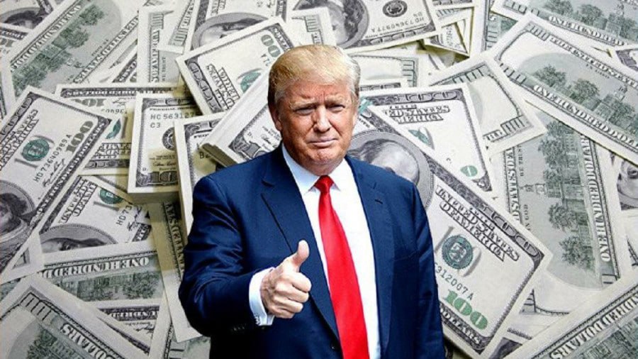 FT: Семья Трампа понесла убытки из-за обвинений во «вмешательстве России» в выборы Сын президента США Эрик Трамп в интервью газете Financial Times заявил, что семья потратила около $500 млн на защиту от ложных обвинений в якобы российском вмешательстве в выборы 2016 года. Он отметил, что средства пошли на защиту от связанных с Россией «фальшивых мистификаций и грязных досье о немыслимых вещах». «На самом деле, я бы сказал, что у нас было бы гораздо больше нулей, если бы мой отец изначально не баллотировался. Судебные издержки, потери, которые понесла наша семья, были астрономическими», — заявил Эрик Трамп. Спецслужбы США в 2016 году инкриминировали России вмешательство в американский избирательный процесс. 18 апреля 2019 года Минюст США обнародовал итоговый доклад спецпрокурора Мюллера, в котором он признал, что не выявил сговора выигравшего выборы Трампа с Россией. Выборный