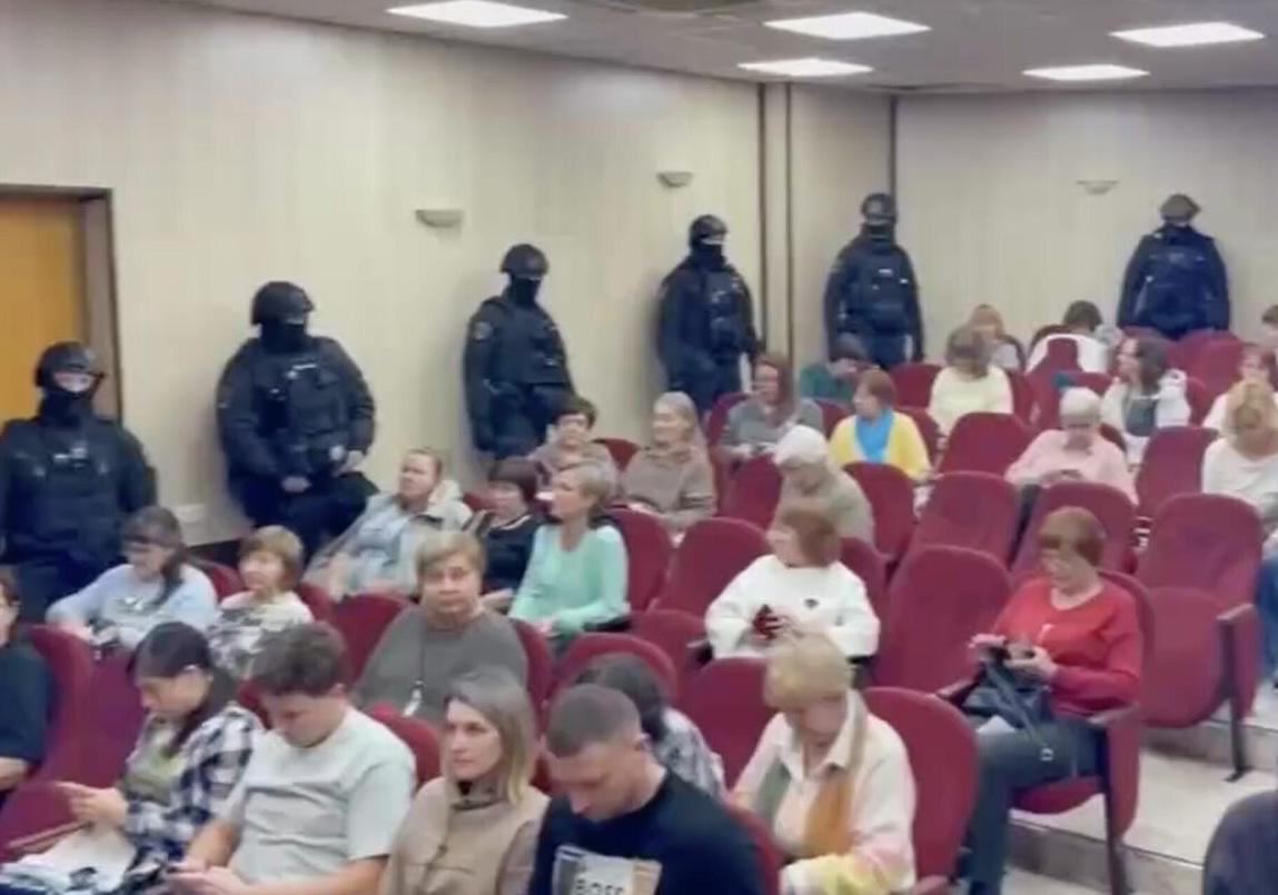 Заукраинская радикальная секта собрала около 70 человек в Адмиралтейском районе Санкт Петербурга Школа единого принципа создана на Украине под предлогом пробуждения сознания Семинары претендуют на обучение целительству На собраниях адепты организации обсуждают ход СВО и проводят молебны за здравие Владимира Зеленского Лидеры группы открыто говорят о том что русские военные орки ватники а украинские ввоеннослужащие светлые силы